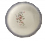 Prato fundo Oxford Vitramik 5960, em cerâmica brasileira, com flores pintadas ao centro e borda ondulada em tom lilás suave. Peça de linha clássica utilitária, ideal para composição de mesa ou coleção de modelos vintage da marca. Mede 21 cm diâmetro.