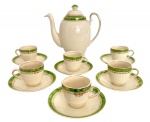 INGLATERRA - Gracioso serviço de café inglês Alfred Meakin, início do século XX. Conjunto em faiança com esmalte craquelado, decoração em verde vivo e detalhes dourados florais, composto por bule, seis xícaras e seis pires. Peças com marcas originais ao verso e elegante acabamento clássico. Ideal para colecionadores de porcelanas inglesas antigas. Medida do maior 21 cm.