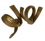 Par de argolas antigas para guardanapos, em resina com acabamento dourado e desenho em espiral. Peças decorativas de estilo clássico, ideais para composição vintage em interiores. Mede 9 cm.