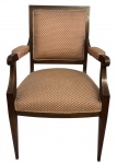 LUIS XVI - Poltrona clássica em madeira nobre acastanhada, estilo francês LUIS XVI com encosto e assento estofados em tecido geométrico tom pêssego, com braços acolchoados e acabamento em friso dourado. Design elegante de linhas retas e pernas afiladas, ideal para ambiente sofisticado. Mede 94 x 57 cm.
