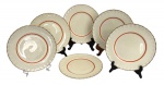 INGLATERRA - Conjunto inglês de 6 pratos rasos em faiança inglesa manufatura Grindley, linha Cream Petal, com borda ondulada com detalhe dourado e aro em vermelho coral. Peças antigas com craquelê natural do tempo, ideal para coleção ou composição de mesa clássica. Mede 23 cm diâmetro.