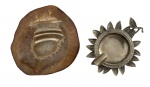 Lote contendo dois pequenos itens decorativos para coleção. Centro de mesa ou cinzeiro em ágata natural, tons terrosos, lapidação orgânica e bordas polidas. Cinzeiro antigo em metal fundido, formato de flor com folhas, acabamento patinado.Peças charmosas para mesa, estante ou composição vintage. Medida do maior 11 x 9,5 cm.