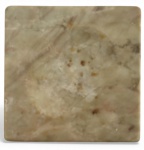 ART DECO - Saboneteira em mármore Carrara rajado com leve concavidade central, tons bege e veios orgânicos. Estilo art deco. Ideal para composição de mesa ou estante em estilo clássico ou contemporâneo. Mede 15 x 15 cm.