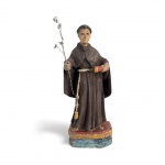 MINAS SÉC. XIX - Imagem sacra antiga esculpida em madeira policromada, representando frade SANTO ANTONIO segurando livro e bastão metálico, com veste marrom e base em policromia. Peça de rica em expressão e pátina do tempo. Ideal para colecionadores de arte sacra brasileira. Sinal de restauro. Mede 25 cm.
