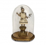 PORTUGAL SÉC XVIII - Imagem sacra de Menino Jesus barroco em madeira policromada, com traje original, segurando raminho simbólico e coroa em prata de lei. Base em madeira dourada trabalhada e proteção em redoma de vidro. Peça de devoção antiga, com detalhes preservados e acabamento artesanal. Ideal para colecionadores de arte sacra. Origem portuguesa meados Sec. XVIII. Olhos de vidro. Medida da imagem 40 cm. Medida total 46 cm.