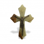 Antigo crucifixo em  ônix, com cristo em metal dourado. Peça de arte sacra decorativa, acabamento polido, tonalidades naturais da pedra. Medidas: 15 x 10 cm.