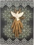 Quadro com Divino Espírito Santo em resina patinada em branco e dourado sobre placa metálica, fundo decorativo ornamental. Peça de caráter sacro e decorativo. Medidas: 45 x 34 cm.