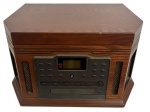 Sistema de som retrô Crosley, em gabinete de madeira, com toca-discos, rádio AM/FM, CD player e cassete, design inspirado nos modelos clássicos do século XX. Peça decorativa e funcional, ideal para ambientes vintage e colecionadores de áudio. Funcionamento desconhecido. Falta um botão. Mede 44 x 37 cm.