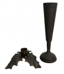 Lote: Castiçal em metal patinado, composto por base decorativa em forma de folhas estilizadas e haste cônica removível. Peça de desenho elegante, inspiração orgânica, bom estado de conservação, com pátina original do tempo. Medida do maior 25 cm.