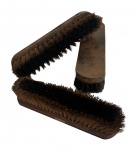 Conjunto de três escovas antigas, em madeira maciça com cerdas naturais, utilizadas para limpeza e conservação de roupas ou calçados. Peças de uso doméstico tradicional, com pátina do tempo e desgaste compatível com a idade, preservando caráter utilitário e decorativo. Mede 20 cm.