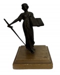 Escultura em bronze patinado representando a Justiça (Têmis), figura feminina clássica com espada e livro, sobre base retangular em alabastro. Peça de inspiração neoclássica, ideal para ambientes institucionais, bibliotecas ou coleção temática. Mede 17 cm.