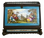 FRANÇA SÉVRES SÉC. XVIII - Escrivaninha de viagem, século XVIII, em porcelana de Sèvres com montagem em bronze ormolu, finamente decorada com cenas galantes e motivos florais pintados à mão. Estrutura em bronze dourado, pés e aplicações escultóricas. Interior forrado com veludo da época com desgaste, compartimentado, próprio para correspondência e pequenos objetos como papéis e tinteiro. Peça de exceção, representativa do refinamento francês do período. Mede 35 x 24 x 26 cm.