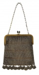 Bolsa antiga de malha metálica, com fecho tipo clique e corrente original, acabamento em tom dourado, estilo clássico início do século XX. Peça elegante e decorativa, ideal para coleção ou uso ocasional.Medida: 21 cm (altura total contando com a corrente).