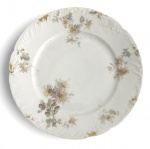 LIMOGES FRANÇA - Prato de pasta de porcelana francesa Limoges, decoração floral policromada em tons suaves, borda em relevo ondulado. Marca Limoges France no verso, produção tradicional francesa, meados do século XIX. Peça elegante para mesa ou coleção. Fio de cabelo. Mede 24 cm.