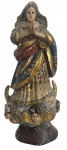 BAHIA SÉC. XIX - Imagem sacra antiga representando Nossa Senhora da Conceicao, escultura em madeira policromada e dourada, com vestes ricamente decoradas e base entalhada com querubins. Peça de devoção, com pátina do tempo e desgaste compatível com a antiguidade. Bahia meados séc. XIX. Mede 34 cm.