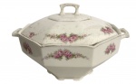 INGLATERRA - Sopeira em porcelana inglesa, formato oitavado, decoração floral em tons rosados, com tampa original e pegadores laterais. Marca francesa na base. Peça clássica para mesa posta ou coleção.Estado de conservação: bom, com craquelê e sinais naturais do tempo. Possui fio de cabelo. Mede 30 cm.