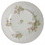 LIMOGES FRANÇA - Prato raso em porcelana francesa Limoges, decoração floral policromada em tons rosados e verdes, borda levemente ondulada com relevo delicado. Marca Limoges France na base. Peça clássica para serviço de mesa ou composição de conjunto.Estado de conservação: bom, com discretos sinais do tempo. Meados séc. XIX. Mede 25 cm.