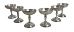 Conjunto com seis taças em metal espessurado a prata, modelo coupe, com haste e base circulares, acabamento polido e linhas clássicas. Peças elegantes e versáteis, ideais para serviço de sobremesas, espumantes ou composição decorativa de mesa. Mede 9 cm.
