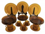 Conjunto de jantar em vidro âmbar Duralex, composto por pratos rasos, pratos de sobremesa e xícaras com pires, em elegante tonalidade mel, de inspiração vintage. Peças em bom estado geral, ideais para composição de mesa clássica ou decorativa. Contem 18 peças.