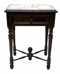 BRASIL IMPERIO - Mesa lateral em madeira nobre acastanhada, com tampo retangular em mármore e gaveta frontal com puxador, pés torneados amarrados por travessão central com acabamento elegante. Peça versátil para hall, apoio lateral ou exposição de objetos decorativos. Estilo Brasil império. Mede 75 x 55 cm.