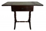 Antiga mesa auxiliar de estilo inglês, em madeira nobre, com tampo revestido em couro verde e abas laterais articuladas (sistema drop-leaf), permitindo ampliação da superfície.Apresenta uma gaveta frontal com puxador central, pernas torneadas unidas por travessa, conferindo elegância e estabilidade ao conjunto. Peça de linhas clássicas, inspirada no mobiliário georgiano, ideal para escritório, leitura ou apoio. Mede altura 56 x largura 38 x 75 comprimento (aberta).