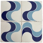 Azulejos em cerâmica esmaltada, padrão geométrico ondulado em tons de azul e branco, estética modernista/vintage. Peças soltas, ideais para composição decorativa, painéis ou colecionismo. Apresentam sinais naturais do tempo no verso.Medidas: aprox. 15 x 15 cm cada.Estado: bom estado geral, conforme imagens.