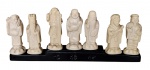Conjunto com 7 esculturas dos Deuses da Sorte Orientais em resina - acompanha base em resina - 09x22x03 cm medidas gerais - 07x2,5x02 cm a escultura.