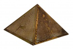 Pirâmide em latão - 09x12x12 cm - com desgastes do uso.