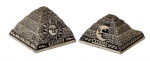 SOUVENIR - MEXICO - Conjunto com 2 pirâmides Teotihuacan em resina - 05x07x06 cm a maior e 04x06x06 cm a menor.
