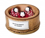 Conjunto com 3 bonequinhos da sorte em tecido e porcelana pintada - acompanha base em bambu - 05x08 cm medidas gerais e 04x03 cm o bonequinho.