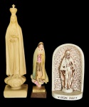 RELIGIÃO - Lote composto por 3 Nossa Senhora - sendo 2 de Fátima em resina e plastico 18x04x03 cm o maior e 11x03x03 cm o menor - e 1 Maria em resina 11x06x04 cm.