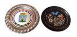 Lote composto por 2 pequenos pratos decorativos - sendo 1 em metal de Zagreb 10 diam - e 1 em madeira pintada da Costa Rica 8,5 diam.