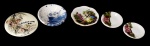 Lote composto por 5 pequenos pratos decorativos em porcelana - 05 diam o maior e 3,5 diam o menor.