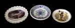 Lote composto por 3 pequenos pratos decorativos em porcelana - 1 com douração do Museu Casa de Pedras 10 diam - 1 de Curitiba 09 diam - e 1 com douração de Bruxelas 08 diam.