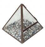 Caixa pirâmide em vidro e metal com cascalhos colados no fundo - 16x16x16 cm.