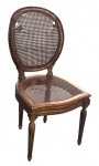 Antiga cadeira medalhão estilo Luis XVI em madeira curvada, entalhada, esculpida, patinada com douração, assento e encosto em palha natural - 92x43x95 cm - necessitando refazer a palha e restauro nós encaixes superiores do encosto conforme foto. (10)