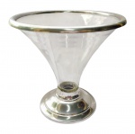 Vaso em vidro com base e acabamento em metal -34x37cm.