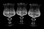 PARA RESTAURO - Conjunto com 3 taças em cristal lapidado para vinho tinto - 15x7,5 cm - todas com pequenas lascas nas bordas.