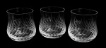PARA RESTAURO - Conjunto com 3 taças em cristal lapidado para licor - 10x4,5 cm - todas com pequenas lascas na borda.