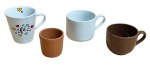 Lote composto por 4 peças em porcelana e cerâmica - sendo 2 xícaras de chá 06x11 cm a maior e 05x09 cm a menor - 1 caneca 08x10 cm - e 1 pequeno copo 05x05 cm.