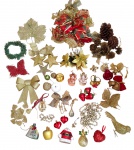 NATALINO - Lote composto por Aprox 60 enfeites em plástico, tecido e material natural - 12x09 cm o maior e 05x05 cm o menor. (1)