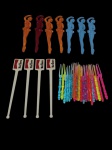 Lote composto por: 37 itens - 26 espetos para petisco, em acrílico - 1x10xm;  11 mechedores para drink, em plástico, 17x3cm