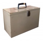 Caixa de arquivos em metal para pastas suspensas - 28x42x20 cm - com desgastes e riscos do uso.