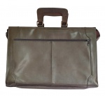 Maleta para documentos em couro - 28x40x14 cm - necessitando limpeza e com alguns desgastes do uso nas pontas e dobras.