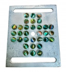 BRINQUEDO - Jogo Do resta  um - Acompanha 32 bolinhas de gude - Grelha do jogo em alumínio - riscos superficiais .