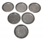 Conjunto com 6 porta copos em metal - 10 diam - com riscos e desgastes do uso.