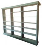 Antiga e pesada estante em madeira (provavelmente imbuia) maciça pintada - 223x305x32 cm - com desgastes na pintura e necessitando fixar acabamentos laterais.