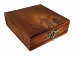Caixa em madeira com puxador em metal - 05x15x15 cm.