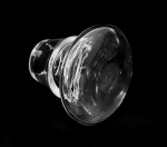 Tampa de licoreira em vidro - 05x05 cm - 2,4 cm o encaixe - com pequenas lascas na borda inferior do encaixe que não prejudica a ultilidade da peça.