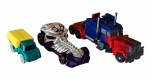 BRINQUEDO - Lote composto por 3 carrinhos - sendo 1 Hasbro 04x10x03 cm - 1 hot Wheels 02x07x03 cm - e 1 sem marca 02x04x02 cm.